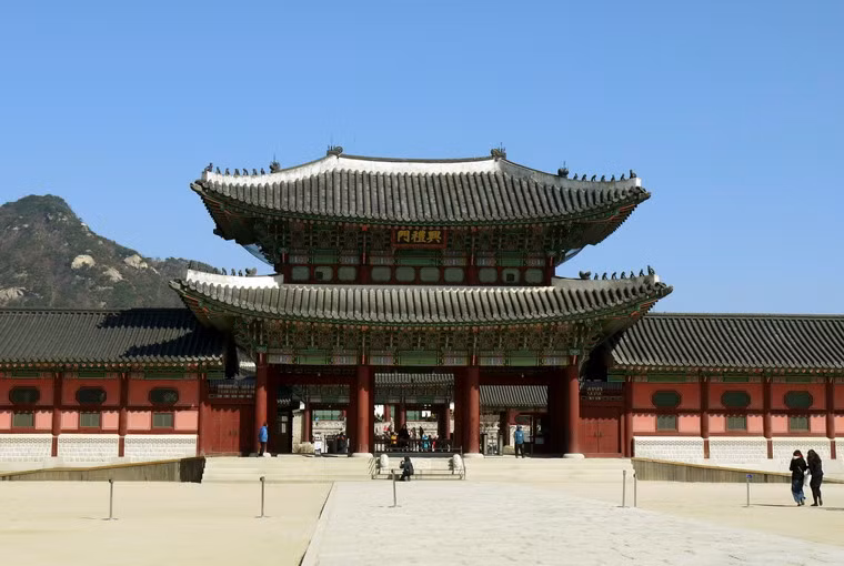 Sau Gwanghwamun là Heungnyemun, cánh cổng chính thứ 2 dẫn vào nội cung.