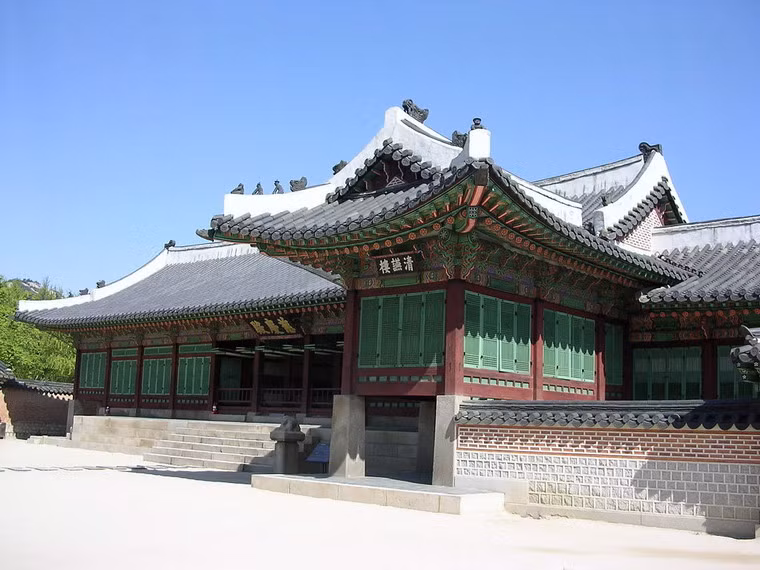 Điện Jagyeongjeon là nơi ở của Hoàng thái hậu - mẹ của nhà vua.