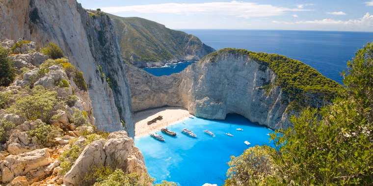 Ngày nay, vịnh Navagio là điểm du lịch quan ttọng hàng đầu của Hy Lạp, thu hút hàng vạn ượt du khách mỗi năm.