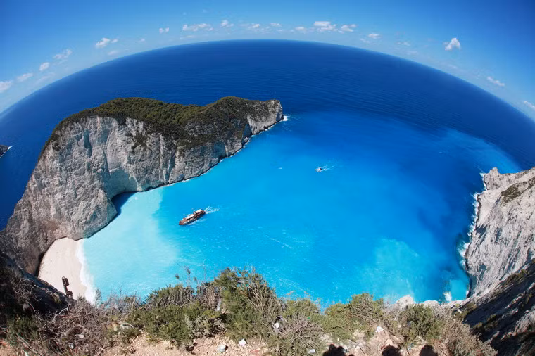 Được mệnh danh là một trong những vịnh đẹp nhất thế giới, Navagio gây ấn tượng đầu tiên với những vách đá vôi uốn lượn bao quanh vịnh.