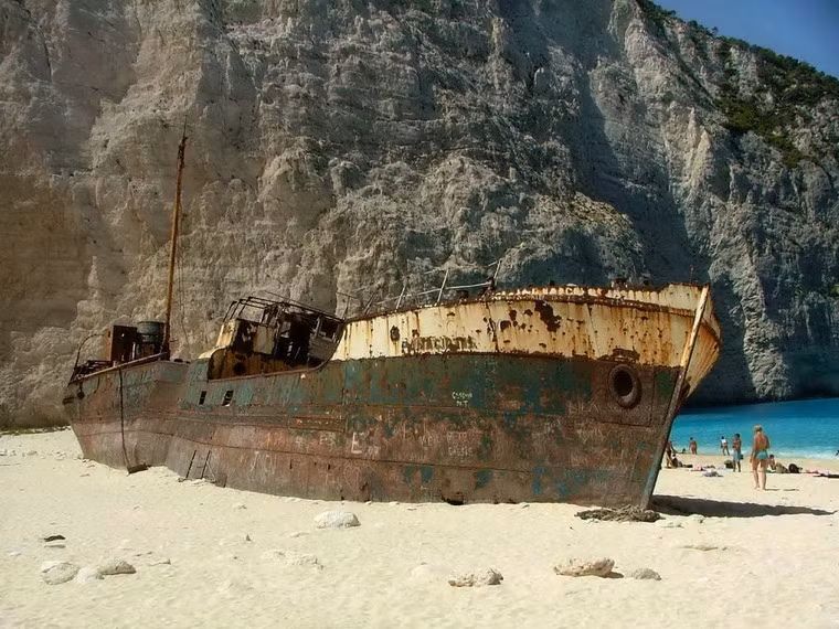 Ngoài vẻ sự hấp dẫn của thiên nhiên, Navagio còn là lưu giữ một hiện vật lịch sử độc đáo là xác của con tàu buôn lậu Panagiotis, được đóng từ năm 1937.