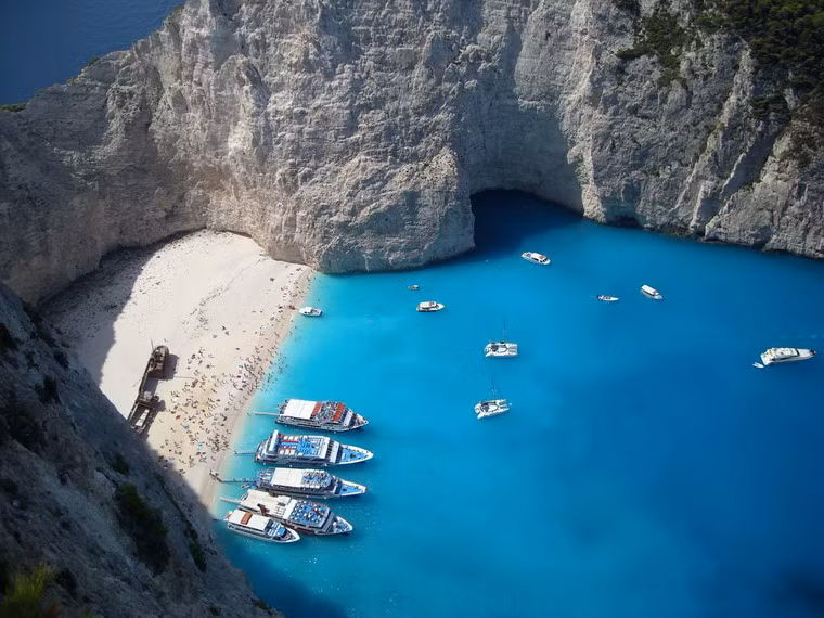 Do bị cô lập bởi các vách đá dựng đứng, cách duy nhất để đến vịnh Navagio là đi bằng thuyền.