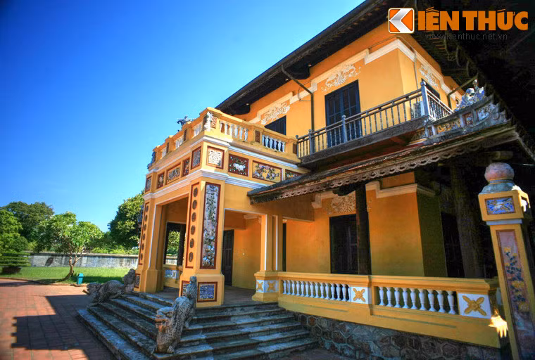 Đây là một tòa lầu theo lối kiến trúc hiện đại pha lẫn với những yếu tố truyền thống - thể hiện rõ nét qua các họa tiết trang trí theo lối cung đình.