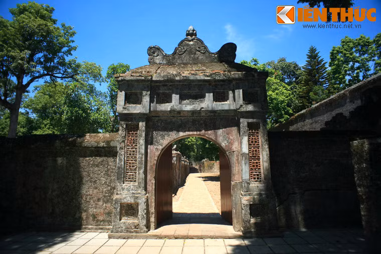 Trong quần thể kiến trúc lăng Tự Đức ở cố đô Huế ngày nay vẫn còn lưu giữ những dấu tích của hai công trình kiến trúc đặc biệt là Y Khiêm Viện và Trì Khiêm Viện.