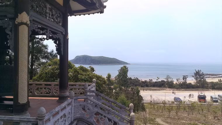 Vào thời điểm gần tròn 1 năm sau ngày mất của Đại tướng Võ Nguyên Giáp - một trong những người góp công thành lập nước Việt Nam Dân chủ Cộng hòa, nơi an nghỉ của Đại tướng ở Vũng Chùa - Đảo Yến trên quê hương Quảng Bình cũng là một điểm đến quan trọng trong dịp Quốc khánh.