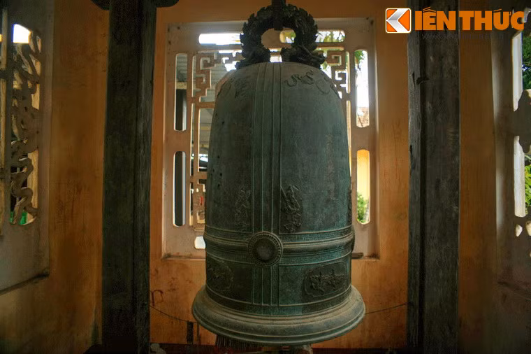 Chuông đúc bằng đồng, cao 1,26m, chu vi giữa thân chuông là 1,74m, chu vi miệng chuông là 1,80m. Đường kính miệng đo phủ bì được 0,7m.