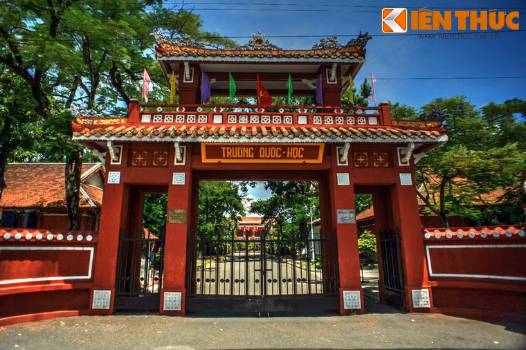 1. Thành lập vào năm 1896, trường Quốc Học Huế là một trong những ngôi trường lâu đời và nổi tiếng nhất Việt Nam. Khi mới ra đời, trường có tên là Pháp tự Quốc học Đường (gọi tắt là Quốc Học) với mục đích đào tạo lớp người phục vụ cho chính quyền thực dân phong kiến.