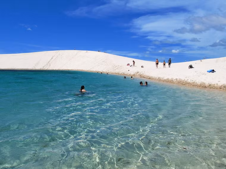 Vào mùa mưa, những hồ nước ở Lençóis Maranhenses trở thành những bãi tắm tuyệt vời với làn nước trong vắt và cảnh quan tuyệt đẹp bao quanh.