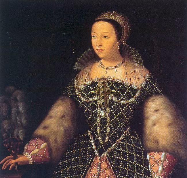 Vào thế kỷ 16, Diane de Poitiers - tình nhân của Vua Henry II (Pháp) đã uống một hỗn hợp vàng clorua và dietyl ete với mong muốn sẽ giúp mình trẻ mãi không già. Đáng tiếc là hợp chất này đã khiến Diane chết dần chết mòn và qua đời ở tuổi 66. Những khám nghiệm trên tóc của bà cho thấy bà đã bị ngộ độc vàng mãn tính. Diane cũng không phải người phụ nữ duy nhất ra đi trong nỗ lực làm đẹp của mình bởi cũng có nhiều người đã mất vì nhiễm độc chì và asen có quá nhiều trong đồ trang điểm xưa.