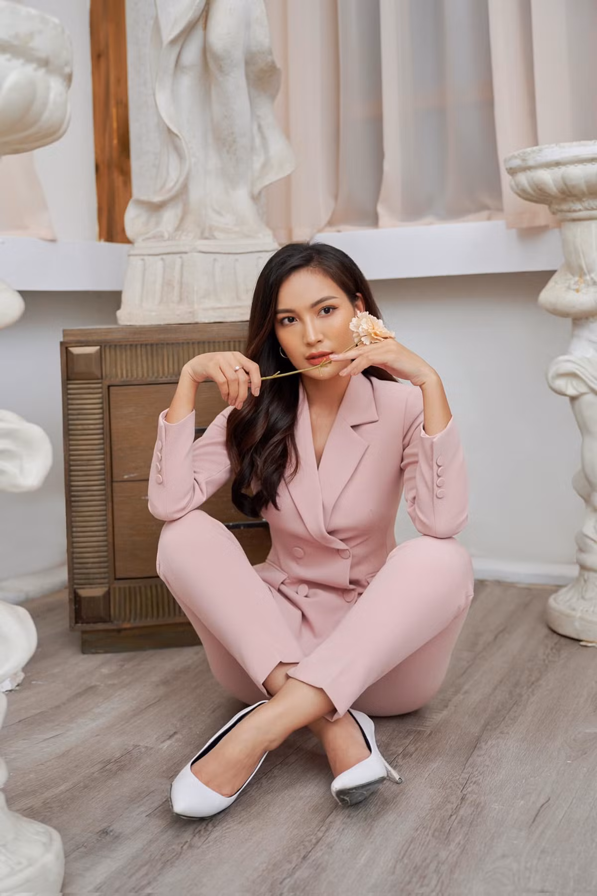Linh Thuỷ làm người mẫu cho một thương hiệu thời trang công sở.