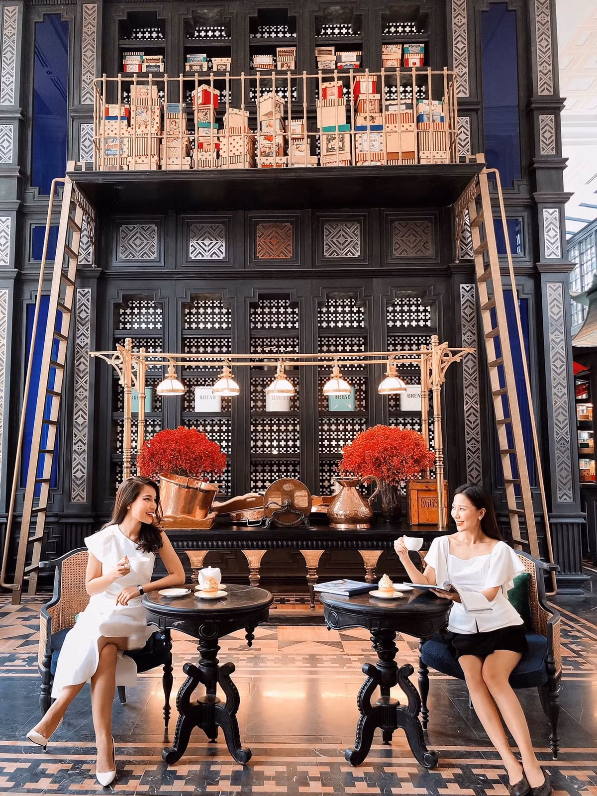 Cùng là cựu sinh viên ĐH Ngoại thương, Linh Thuỷ và Quỳnh Hoa không chỉ là những BTV trẻ được yêu thích của VTV mà còn là bạn thân ngoài đời.