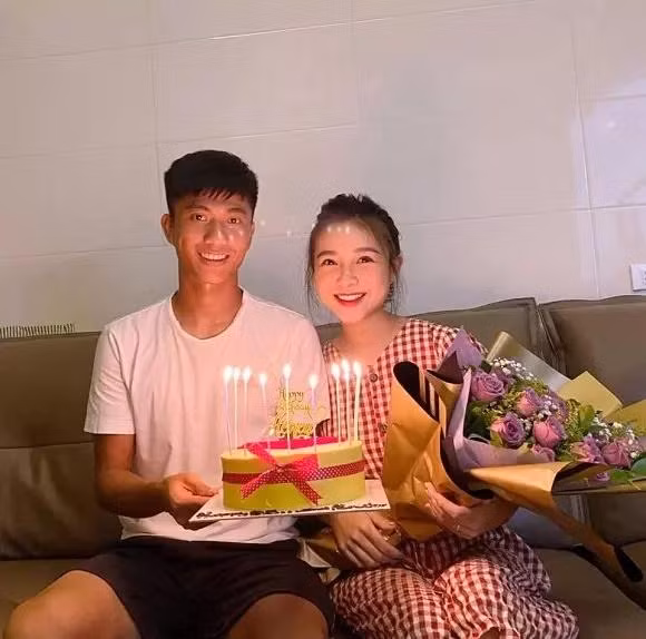 Van Duc choi lon, tang tui hieu ba xa giong het IU-Hinh-3
