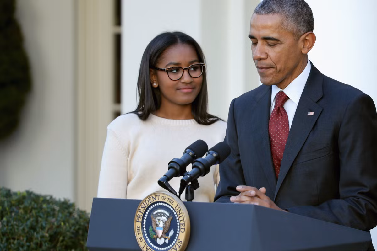 Ông Obama từng nói rằng tất cả phụ nữ trong gia đình mình đều là những người có cá tính rất mạnh. Riêng đối với Sasha, cựu tổng thống nói rằng cô “hoàn toàn tự tin về khả năng của mình và không bao giờ thu mình hoặc bị đe dọa bởi danh tiếng, vị thế của bất kỳ ai”. Ông nói thêm: "Nếu con bé nghĩ điều gì đó sai hoặc đúng, nó sẽ thẳng thắn nói luôn".