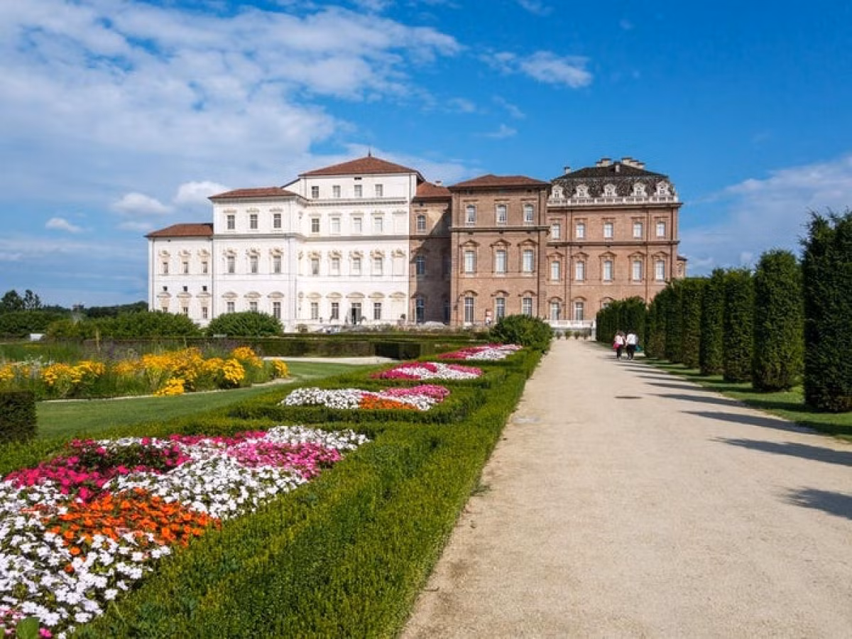 Được UNESCO công nhận là Di sản Thế giới từ năm 1997, cung điện Venaria (diện tích 80.000m2) nằm tại Venaria Reale, gần thành phố Turin (Italy) sở hữu kiến trúc Baroque với nhiều công trình độc đáo như Đại sảnh Diana, Nhà thờ St. Hubert... Ngoài ra, cung điện còn có những phòng trưng bày độc đáo, tiêu biểu là Galleria Grande, một trong những bảo tàng đón khách nhiều nhất tại Italy. Được xây dựng vào thế kỷ 17 bởi Công tước Carlo Emanuele II và Nữ công tước Maria Giovanna Battista của Savoy Nemours. Trải qua hàng thế kỷ, cung điện vẫn giữ được nét đẹp độc đáo của mình.