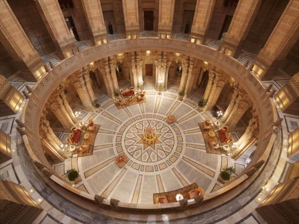 Nằm ở Jodhpur, Ấn Độ, Umaid Bhawan là một trong những cung điện đẹp bậc nhất trên thế giới. Đây là ngôi nhà của Gaj Singh và hoàng tộc Jodhpur trước đây. Cung điện này có 347 phòng. Việc xây dựng Cung điện Umaid Bhawan bắt đầu vào năm 1929 và phải mất 14 năm để hoàn thành.