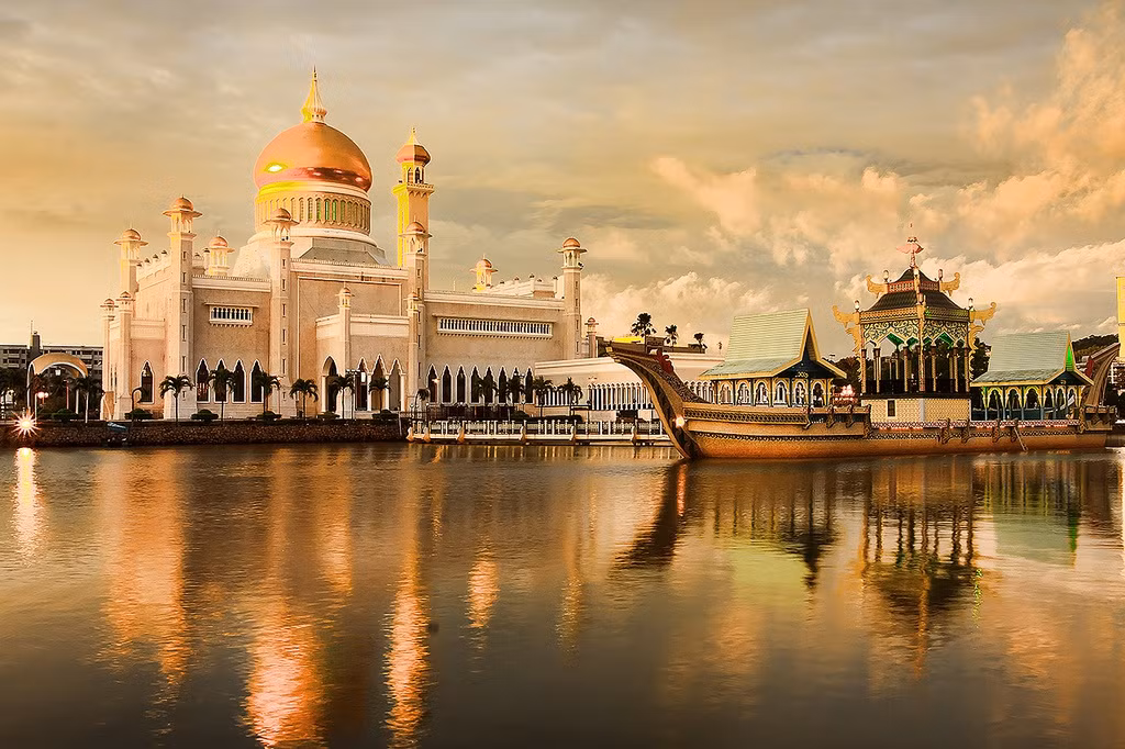 Theo sách Đông Nam Á các di tích lịch sử, danh thắng và công trình tiêu biểu, Brunei là quốc gia Đông Nam Á hiện sở hữu cung điện dát vàng lớn nhất thế giới. Cung điện này có tên Istana Nurul Iman, diện tích lên tới 200.000 m2, gồm 1.788 phòng, được thắp sáng bởi 564 đèn treo nhiều ngọn và 51.000 ngọn đèn, 44 cầu thang bộ, 18 cầu thang máy, 5 hồ bơi đầy đủ tiện nghi, chuồng nuôi hàng trăm con ngựa, gara đỗ được hàng trăm xe, phòng khách có thể tiếp cùng lúc 4.000 người.