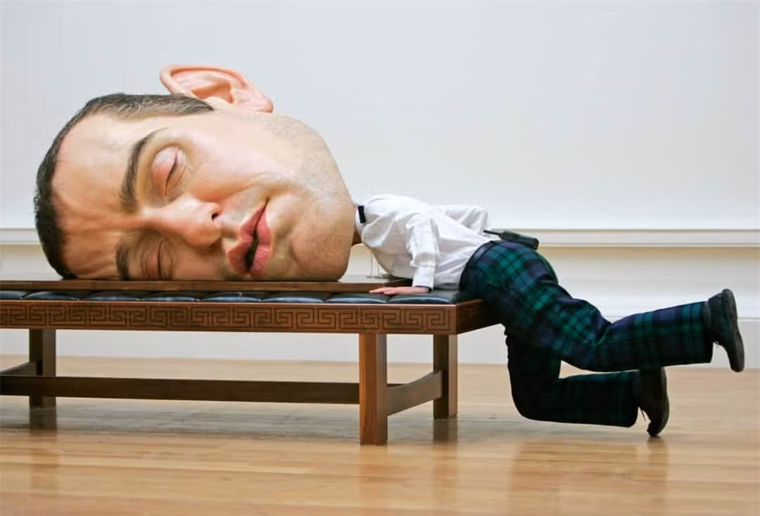 Đầu to - Tác phẩm đáng kinh ngạc 'Mặt nạ II' của nhà điêu khắc người Úc Ron Mueck tại Học viện Hoàng gia Scotland, ở Edinburgh (Scotland).