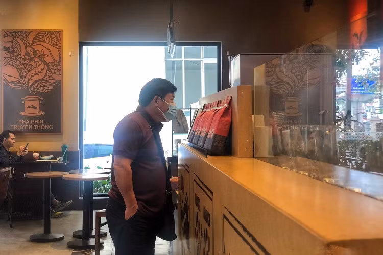 Hàng quán ở Hà Nội mở cửa trở lại, quán cà phê đông nghịt - Hình 4 Hang quan o Ha Noi mo cua tro lai, quan ca phe dong nghit-Hinh-4