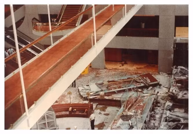 Vụ sập cầu đi bộ ở khách sạn Hyatt Regency vào ngày 17/7/1981 đã giết chết 114 người và làm bị thương 216 người khác. Trong quá trình xây dựng các nhà thiết kế đã mắc một số sai lầm nghiêm trọng với các giá treo nhưng chủ khách sạn nhắm mắt làm ngơ. Thảm họa này được coi là vụ sụp đổ cấu trúc nhân tạo chết chóc nhất ở Mỹ cho đến khi tòa tháp Trung tâm Thương mại Thế giới bị tấn công khủng bố 20 năm sau đó.