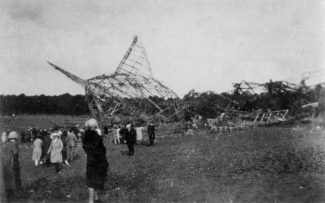 R101, được chế tạo vào năm 1929, là khinh khí cầu lớn nhất trong lịch sử của Anh. Bị rơi vào ngày 5/10/1930 khi đang trên một chuyến bay xuyên lục địa. Do lỗi thiết kế, vỏ khinh khí cầu không chịu được gió lớn, các bình gas bị hư hỏng và R101 bị xé toạc. Vụ tai nạn làm 48 người thiệt mạng trong số 54 người trên khinh khí cầu.