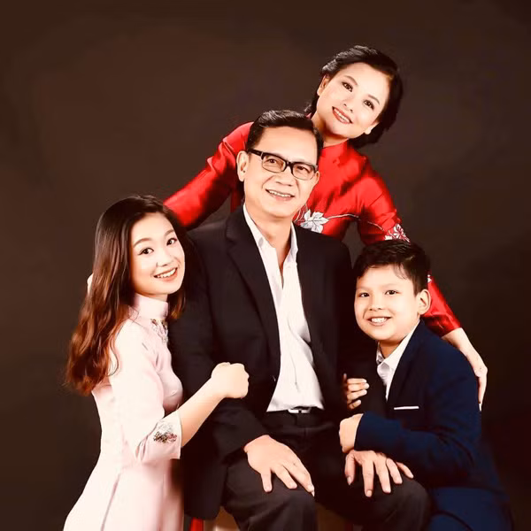 Đời tư của NSƯT vào vai người si mê bà Cúc trong Hướng dương ngược nắng - Hình 4 Doi tu cua NSUT vao vai nguoi si me ba Cuc trong Huong duong nguoc nang-Hinh-4