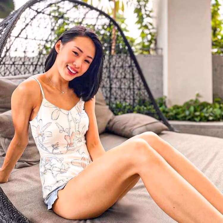 JE từng tham gia Hoa hậu Hoàn vũ Singapore 2018, đó cũng là cuộc thi đầu tiên và duy nhất cô tham gia cho đến hiện tại. "Tôi chỉ muốn thử xem lòng can đảm của mình tới đâu. Tôi không có nền tảng về làm mẫu và bước trên sàn diễn là điều hoàn toàn mới mẻ. Tôi đã học được rằng khi mọi thứ trở nên quá căng thẳng, chỉ cần mỉm cười, rũ bỏ nó, ngẩng cao đầu và vui vẻ, mọi chuyện sẽ ổn", cô chia sẻ trong một bài phỏng vấn.