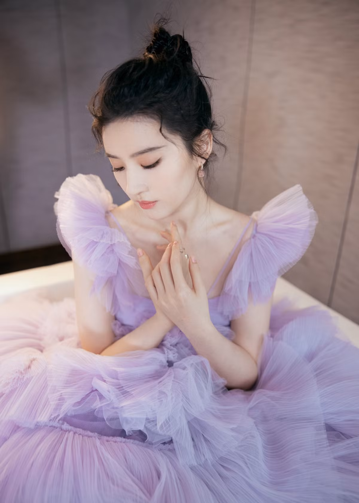  Lưu Diệc Phi trong Khổng Tước Đài (2012): Lưu Diệc Phi được mệnh danh là "Thần tiên tỷ tỷ" nên khi cô vào vai Điêu Thuyền nhận được sự ủng hộ của khán giả. Với nhan sắc nổi bật, Lưu Diệc Phi cũng thường được chọn vào các vai mỹ nhân nghiêng nước nghiêng thành như Vương Ngữ Yên trong Thiên long bát bộ, Tiểu Long Nữ phim Thần điêu đại hiệp.
