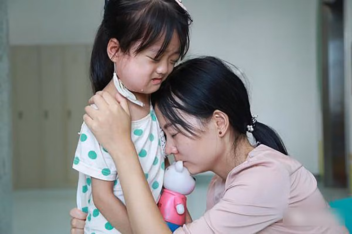 Hai me con bi ung thu tuyen giap do thoi quen bao quan trung sai cach