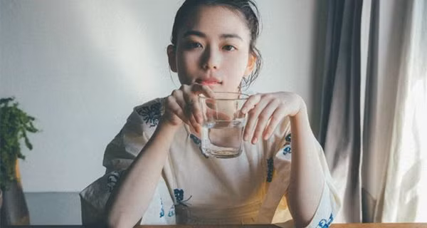 5 thoi quen uong nuoc de gay lao hoa hon ca thuc khuya