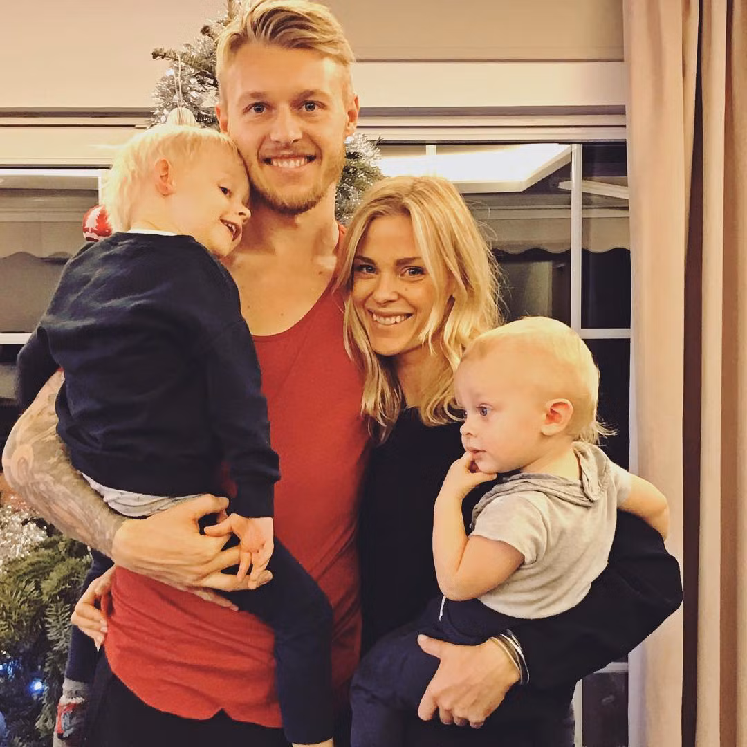 Đội trưởng Simon Kjaer yêu Elina Gollert khi cả hai vẫn còn học trung học. Cả hai tiến đến hôn nhân vào năm 2017 và hiện có hai con, Milas và Viggo. Vợ thủ quân tuyển Đan Mạch bắt đầu công việc kinh doanh trong lĩnh vực thời trang từ rất sớm. Giá trị tài sản ròng của Elina hiện ước tính vào khoảng 1,4 triệu USD.