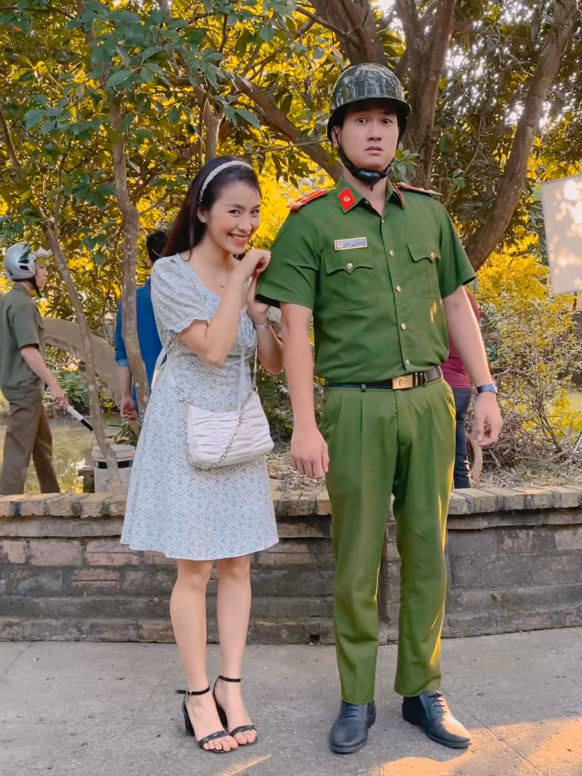 Co gai deo bam Nam cong an 