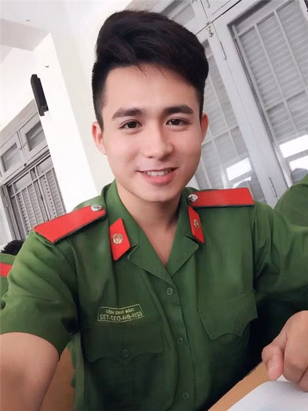 Sở hữu ngoại hình điển trai, Trần Trung Hiếu được mệnh danh là hot boy Học viện Cảnh sát Nhân dân Việt Nam. Thuở ngồi trên ghế nhà trường, anh là gương mặt quen thuộc trên trang bìa của nhiều tạp chí, nội san của ngành. Tên tuổi của Trung Hiếu càng gây chú ý khi có mối tình đẹp với "người đẹp khả ái" Trần Tố Như. Trần Tố Như ghi dấu ấn trong lòng công chúng khi lọt vào top 10 "Hoa Hậu Việt Nam" 2016. Trước khi đạt danh hiệu "Hoa hậu khả ái 2016", người đẹp từng đăng quang "Hoa khôi Thanh niên Thanh lịch" và "Thời trang thành phố Thái Nguyên".