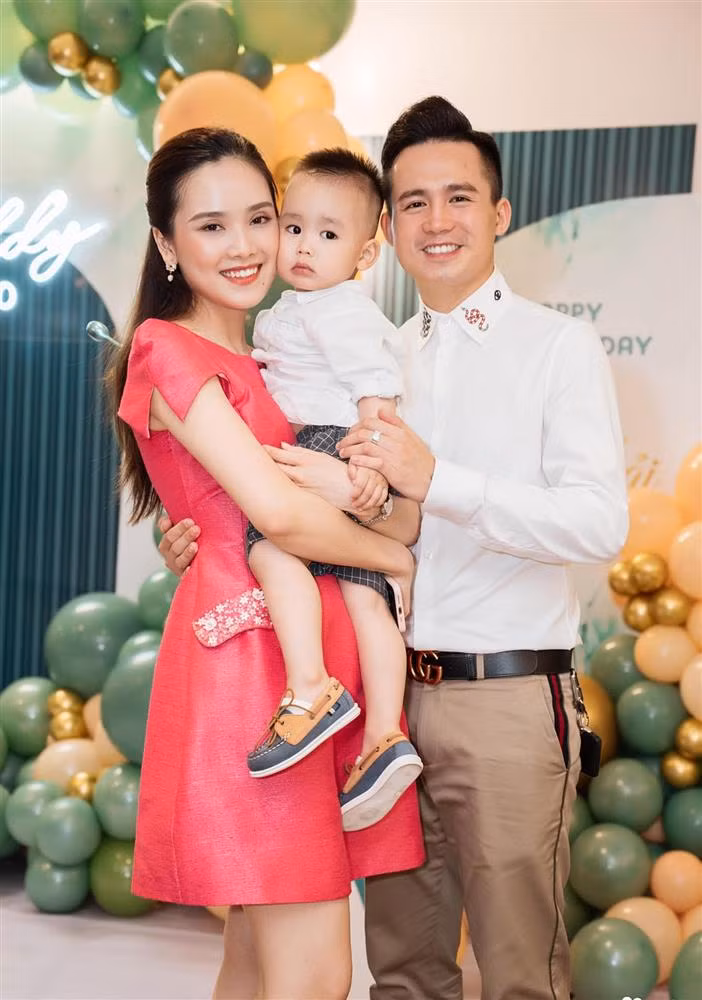 Càng lớn cậu bé càng bộc lộ nhiều nét điển trai giống bố.