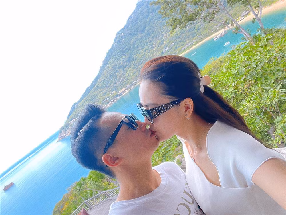Thời gian bên nhau, ngoài tập trung cho công việc, cặp đôi còn thường xuyên hâm nóng tình cảm bằng những chuyến du lịch.
