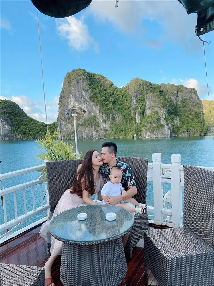 Đồng hành cùng cặp vợ chồng trai tài, gái sắc tất nhiên không thể thiếu quý tử đáng yêu.