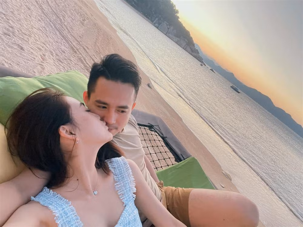 Sau khi kết hôn, ngoài hoàn thành tốt vai trò con dâu, Tố Như tiếp tục trở lại với việc học tại trường Đại học Kinh tế Quốc dân (Hà Nội). Sau khi tốt nghiệp chuyên ngành tiếng Anh tại đây, chia sẻ với 2Sao.vn người đẹp cho biết cô học tiếp lên Thạc sĩ.