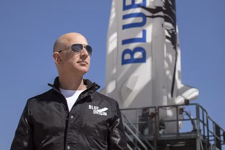 Ve bay len vu tru cung Jeff Bezos duoc tra gia 4 trieu USD