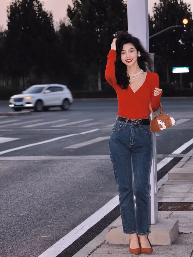 Áo đỏ và quần jeans, nhưng cô nàng này lại chọn phụ kiện vòng cổ ngọc trai để tạo điểm nhấn cho set đồ.