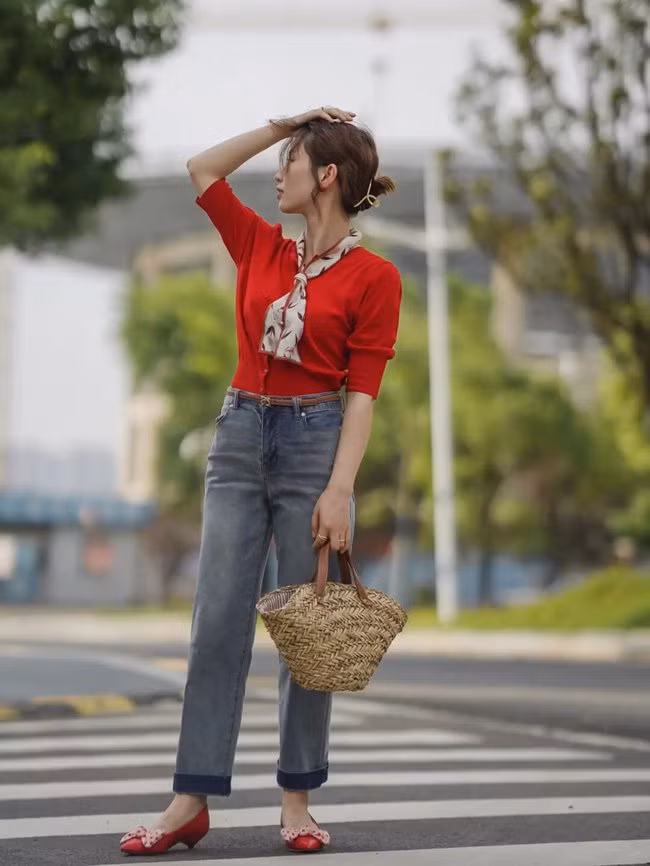 Điểm nhấn của set đồ là cách chọn phụ kiện, từ mũ đội, khăn quàng cổ và giày bệt đều rất ăn ý.