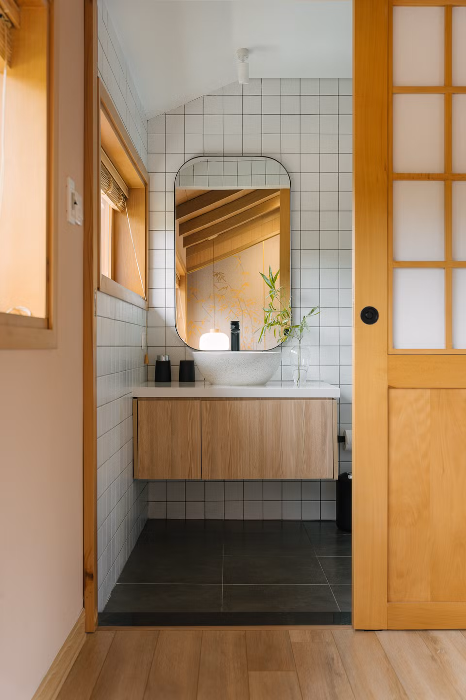 br/> Toilet tầng 2 được thiết kế đơn giản, chú trọng vào công năng sử dụng.