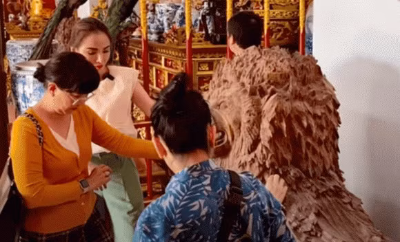 Di anh co NS Chi Tai duoc dat trang trong trong nha tho To-Hinh-5