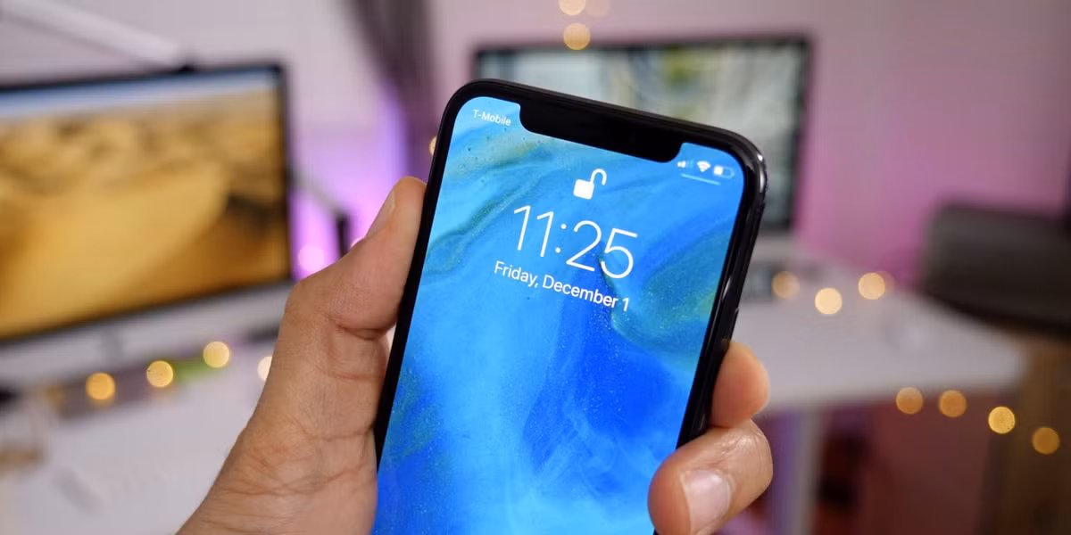  Ngày giờ hệ thống. Khi kết nối Internet, iPhone liên lạc với máy chủ Apple để cài ngày giờ dựa trên khu vực. Nhiều người thường chỉnh thời gian trên iPhone để hoàn thành sớm nhiệm vụ trong game. Tuy nhiên, việc này có thể khiến máy gặp sự cố khi truy cập một số website do không thể xác thực chứng chỉ bảo mật, các tính năng như Screen Time cũng có thể hoạt động không ổn định. Để đảm bảo thời gian trên iPhone luôn chính xác, vào Cài đặt > Cài đặt chung > Ngày &amp; Giờ > Đặt tự động. Ảnh: 9to5mac.