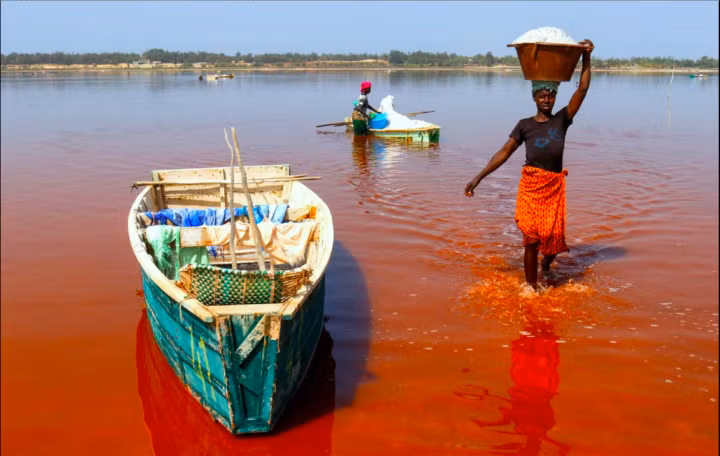 2. Hồ Retba, Senegal: Hồ Retba tọa lạc ở phía Bắc của bán đảo Cap Vert và phía Đông Bắc cách thủ đô Dakar của nước Senegal khoảng 35km. Điểm nổi bật và khác biệt của hồ là màu sắc độc đáo chuyển từ màu tím nhạt thơ mộng sang màu sữa dâu ngọt ngào, đôi khi xuất hiện màu đỏ tươi như máu sẽ là nét hấp dẫn thu hút khách du lịch đến chiêm ngưỡng.