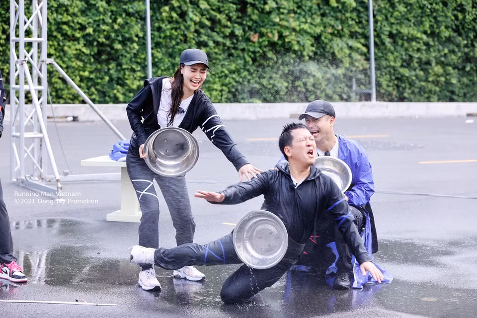 br/> Tuy nhiên, vì trượt ngã, Trường Giang đã làm đổ bình nước cả đội phải nỗ lực nhiều lần mới hứng được. Đây là một trong những khoảnh khắc gây cười của nam MC trong tập đầu tiên.