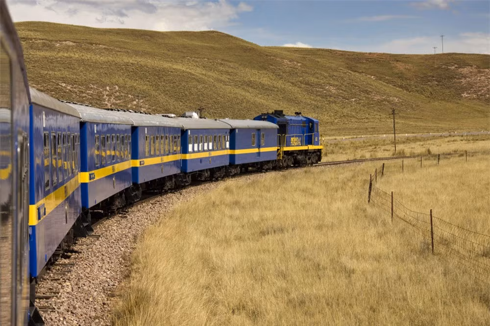 Một đoàn tàu của đường sắt Peru đi qua cao nguyên Altiplano trên đường qua dãy Andes tới Puno và Hồ Titicaca.