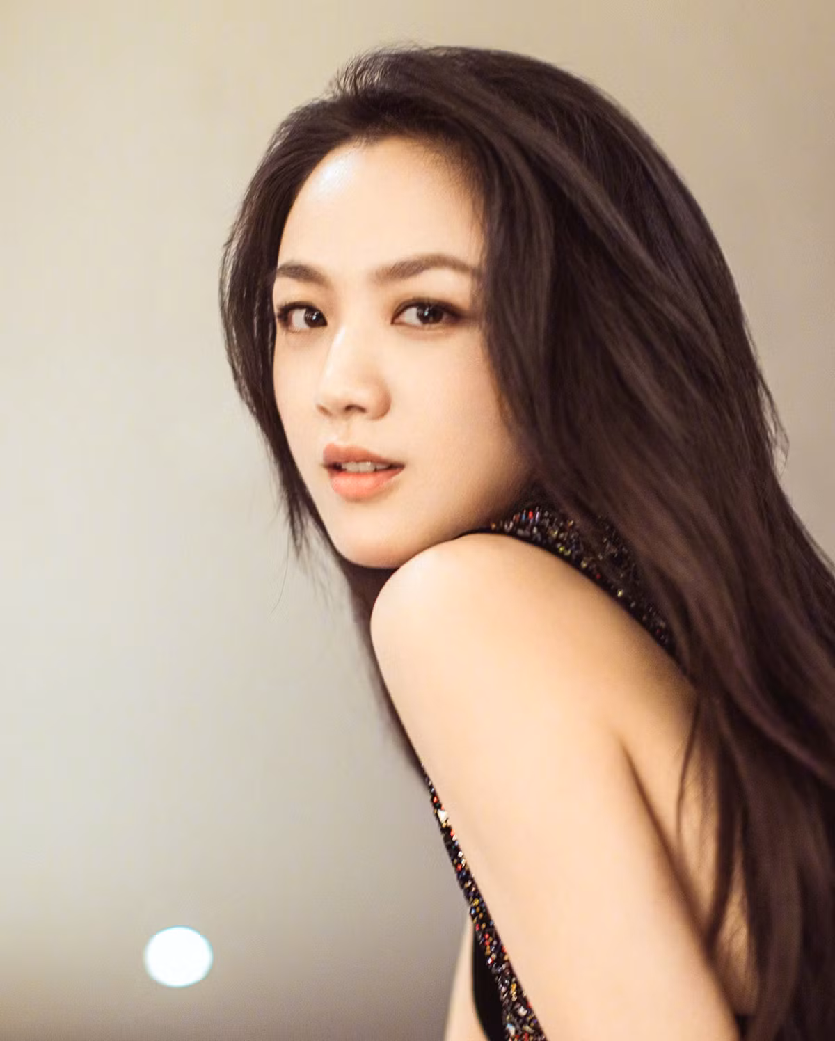 Đáng chú ý, tháng 10/2020, nữ diễn viên xác nhận tham gia đóng chính dự án Decision to Leave của đạo diễn Hàn Quốc Park Chan Wook. Ông là người chỉ đạo bộ phim Cô hầu gái (2016). Sina nhận xét Thang Duy đang có sự trở lại mạnh mẽ với các dự án nghệ thuật đáng trông đợi. Tờ báo đánh giá: "Một diễn viên nước ngoài như Thang Duy đảm nhận vai chính trong tác phẩm của đạo diễn lớn, chứng minh cô có năng lực diễn xuất hơn người, được công nhận ở thị trường quốc tế. Nếu làm tốt và gặp may mắn, tên tuổi của Thang Duy sẽ lần nữa tỏa sáng". Theo iFeng, Thu muộn của ông xã Kim Tae Young và giải thưởng Baeksang Arts Awards đang mở ra nhiều cơ hội mới cho người đẹp 42 tuổi tại thị trường Hàn Quốc.