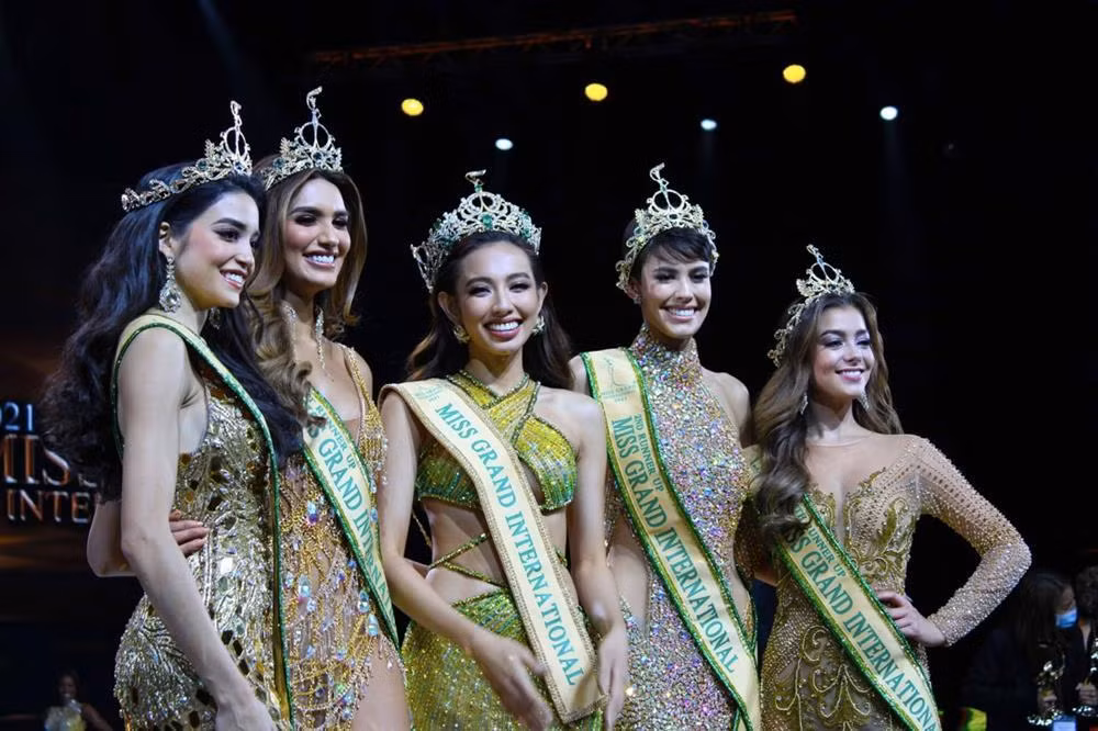 Tan Miss Grand Thuy Tien va tan Miss Universe: Ai dep hon?-Hinh-14