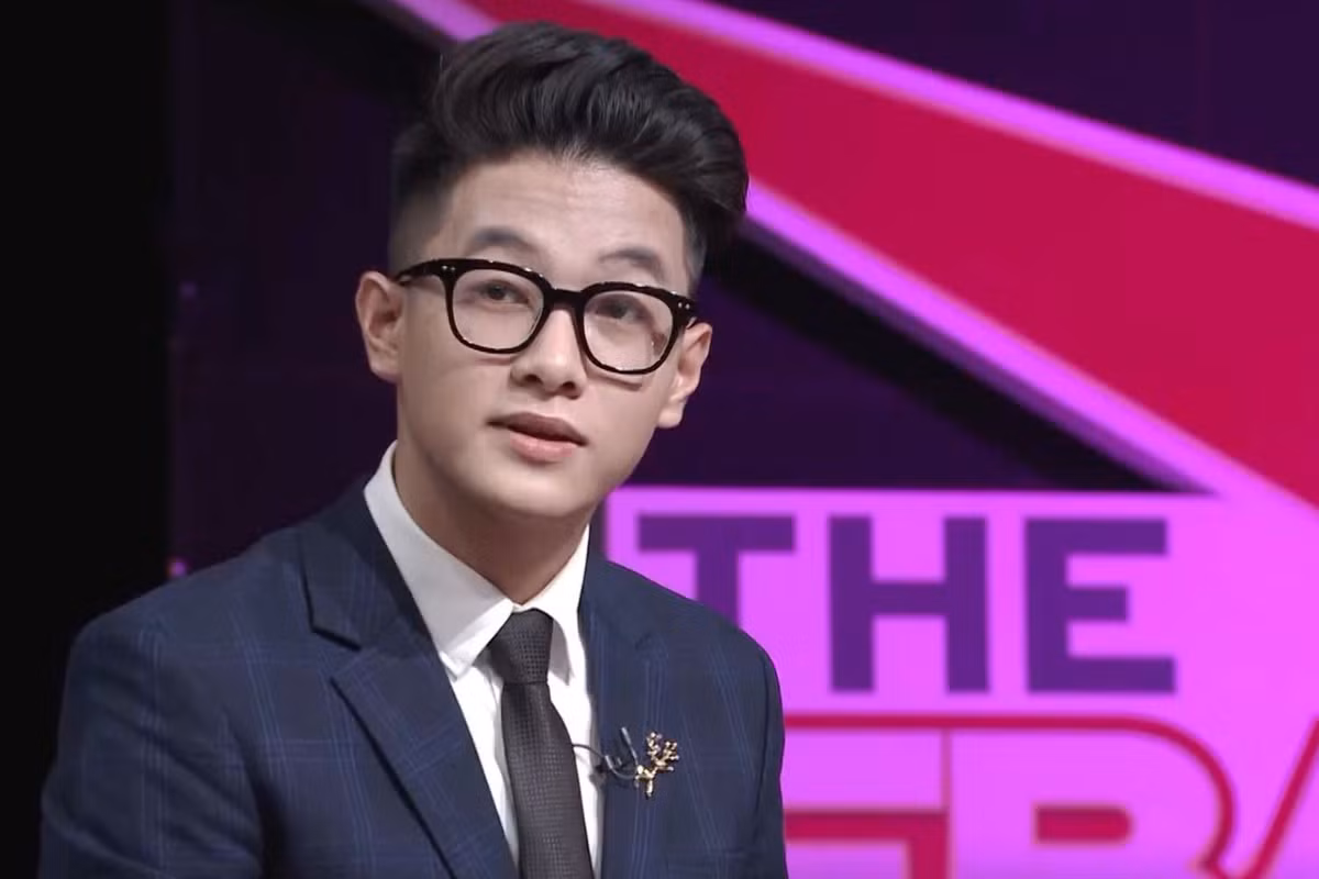 Tại The Debaters 2021, sự trở lại của Trần Thế Phương (sinh năm 2003), học sinh lớp 12 Địa, trường THPT chuyên Nguyễn Huệ, Hà Nội, thu hút nhiều sự chú ý. Cách đây hơn 1 năm, nam sinh từng “gây bão” tại Trường Teen 2019, cuộc thi tranh biện khác của VTV7, khi lọt top 4 chung cuộc và có ngoại hình điển trai, khả năng phản biện thông minh, cách nói chuyện hài hước. Ảnh: VTV7.