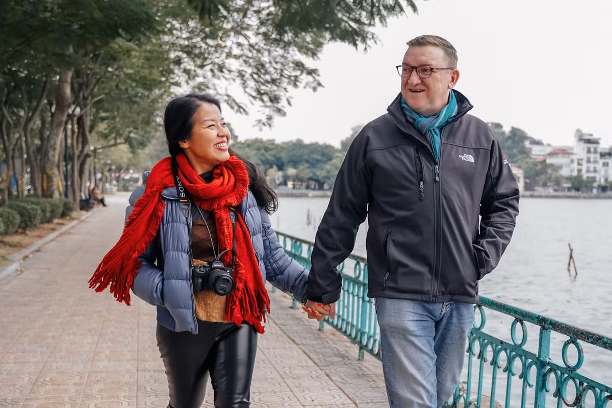 “Nắm tay đi bộ vào những ngày lộng gió thế này khiến chúng tôi cảm thấy lãng mạn hơn”, cặp Martin và Hương (sinh sống ở TP.HCM) chia sẻ. Đã quen với cái lạnh ở châu Âu, cả hai không thấy khó khăn để thích nghi với thời tiết mùa đông Hà Nội.