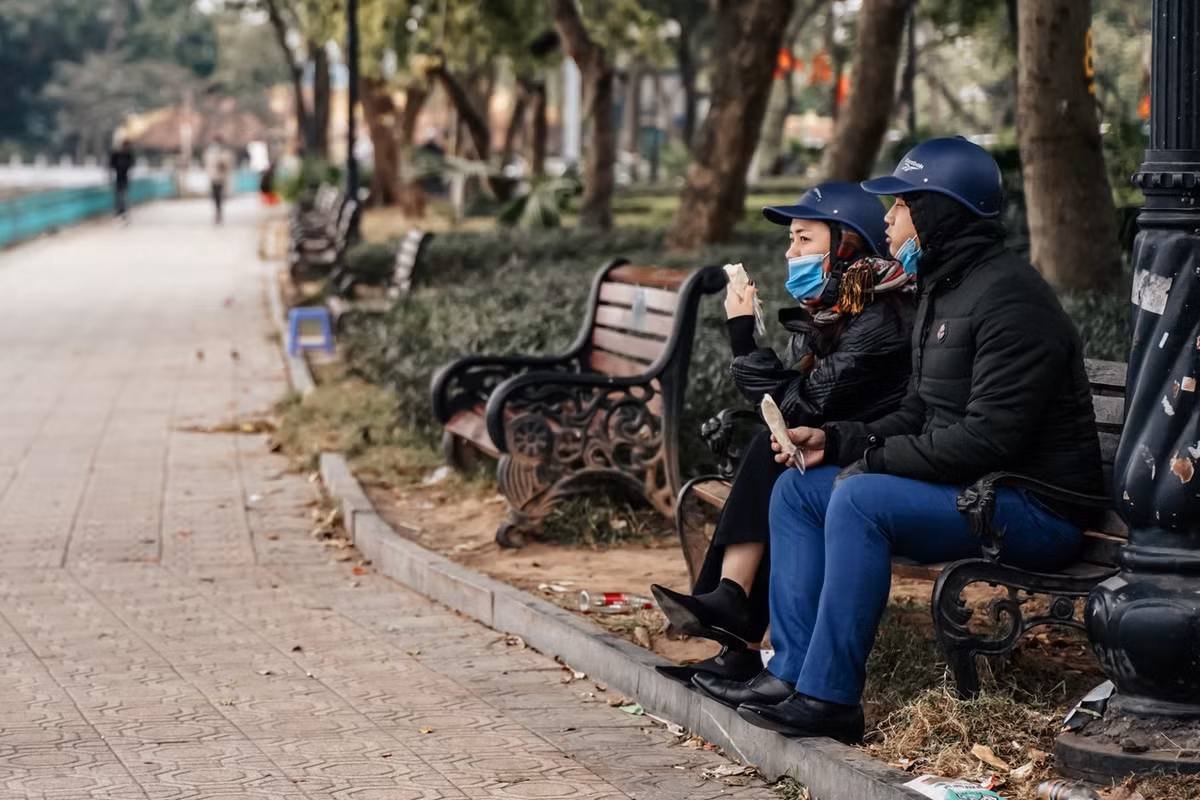 Trái ngược với khung cảnh giới trẻ tụ tập đông đúc thường ngày, mạn hồ Tây vắng vẻ vào ngày rét đậm rét hại. Đường ven hồ lác đác vài người đàn ông đi câu cá. Chỉ còn số ít người vẫn ngồi ở ghế đá uống nước, trò chuyện.